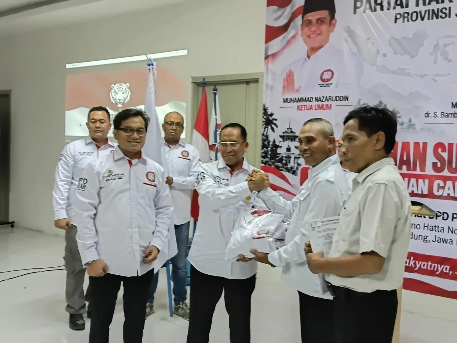 Bambang Indrasto Pimpin Penyerahan SK DPC Partai Rakyat Indonesia Jawa Barat, Bidik Kekuatan Politik Pemilu 2029